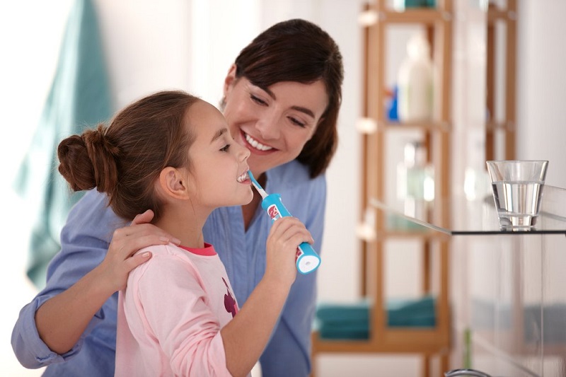 Comment encourager son enfant à se laver les dents ?