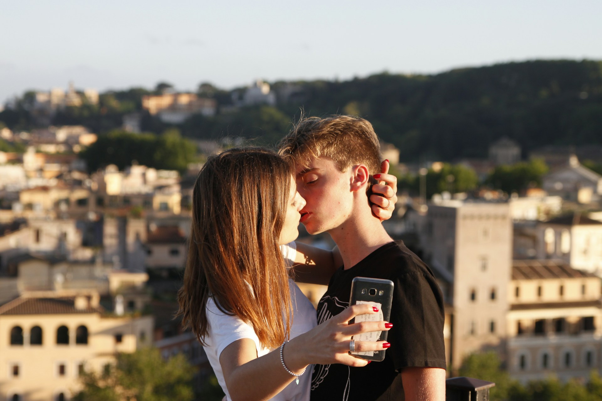 Publier ses photos de couple sur les réseaux sociaux.