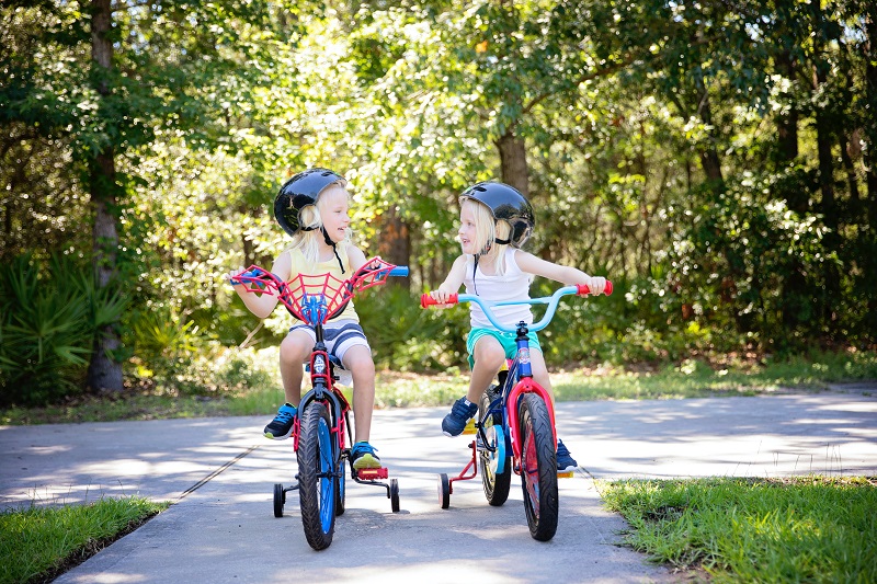 Faire du sport quand on est enfant.