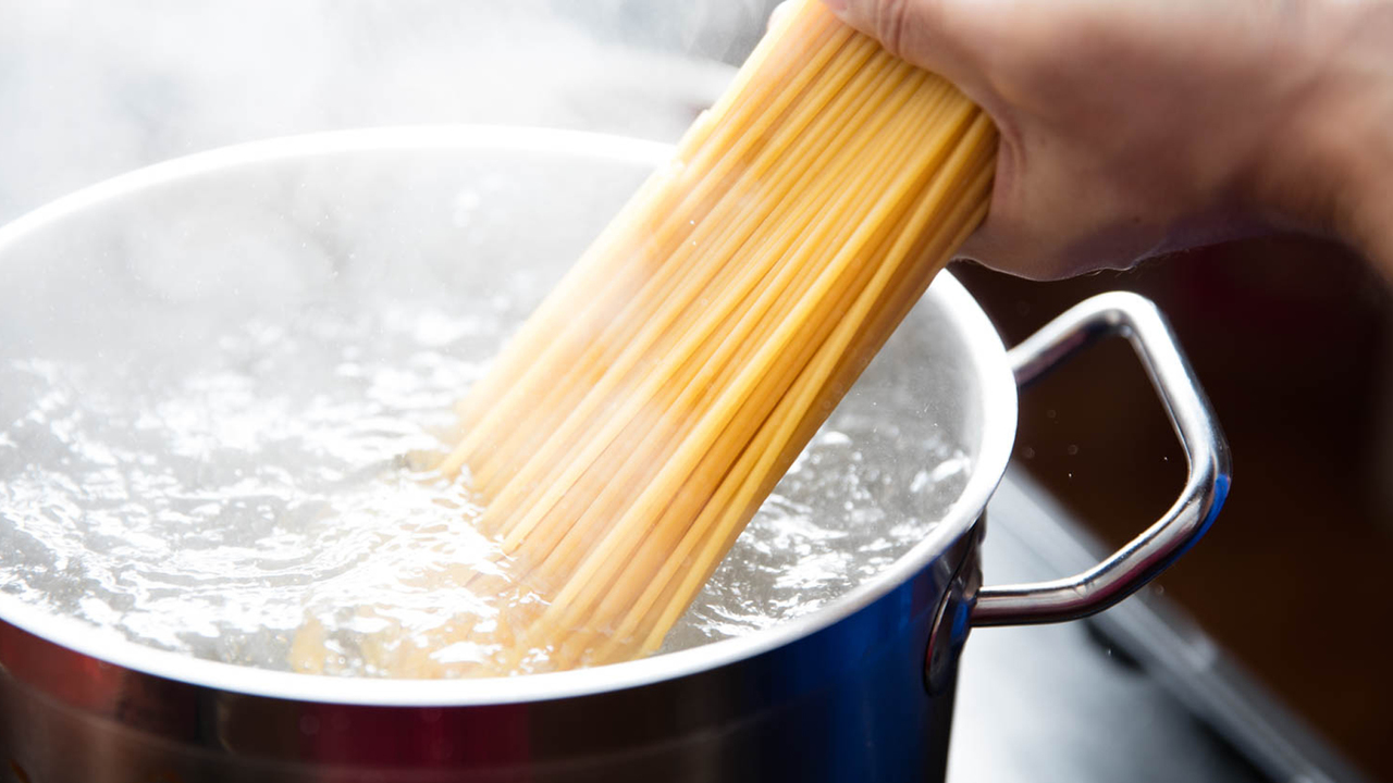 Mettre de l'huile dans l'eau de cuisson des pâtes