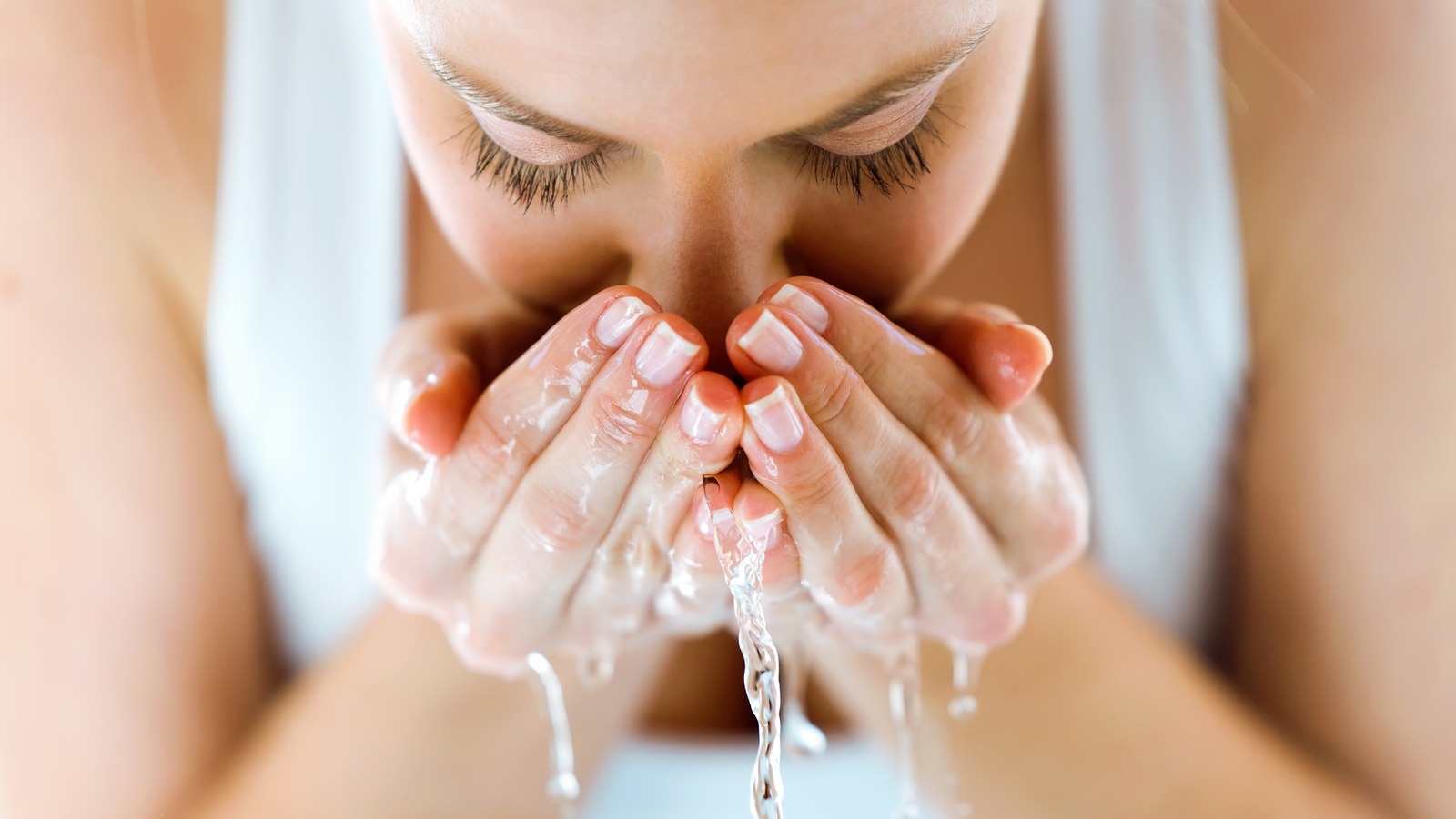 Nettoyer son visage avec de l'eau gazeuse : les bienfaits