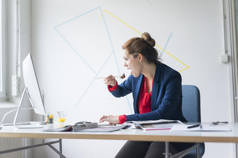 Pourquoi éviter de manger devant son ordinateur