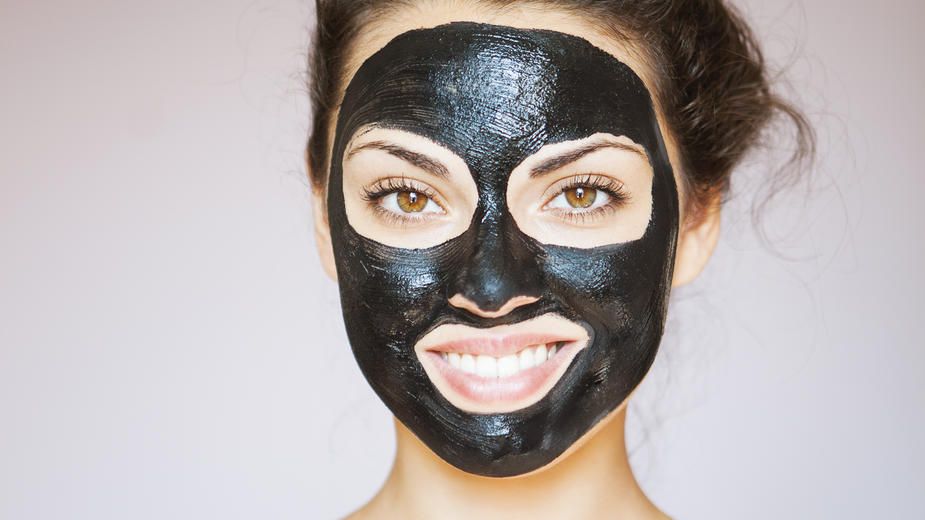 Avantages d'un masque au charbon naturel actif