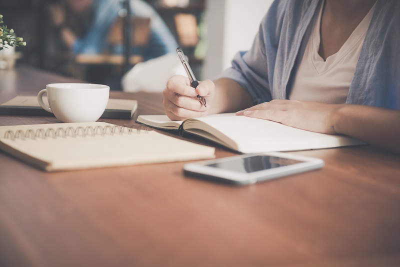 Rester assis au bureau toute la journée : les inconvénients