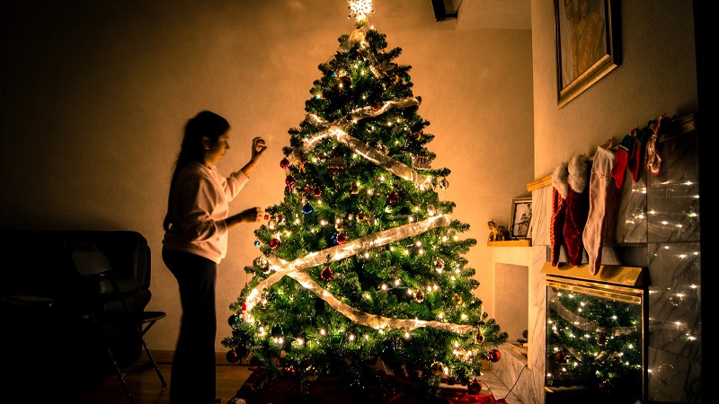 Décorer son sapin de Noël tôt rend plus heureux