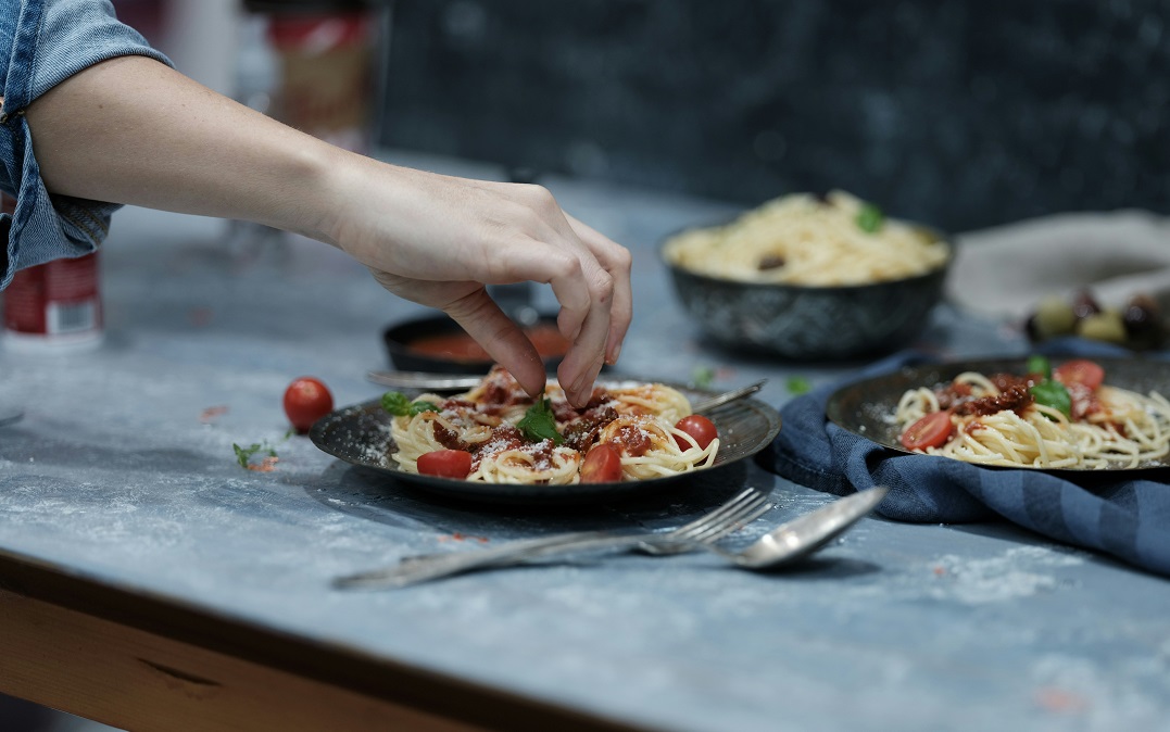Les aliments à ne pas manger le soir pour éviter les ballonnements et garder un ventre plat