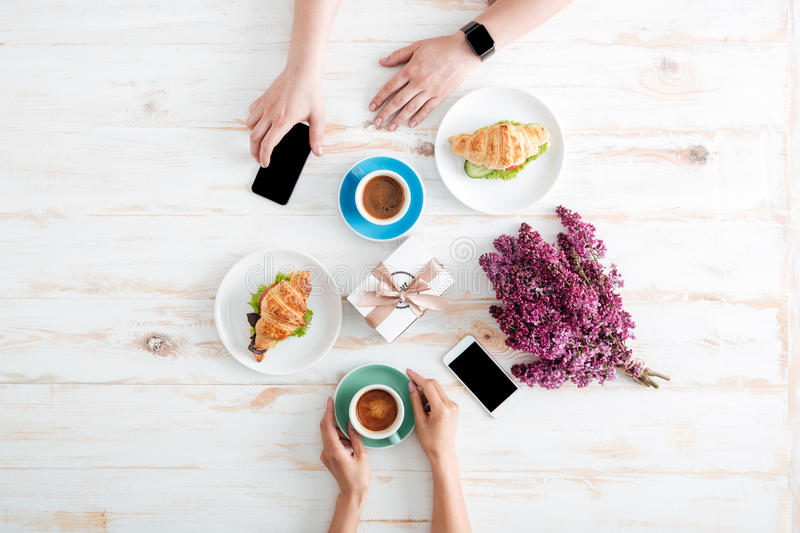 Pourquoi il ne faut surtout pas avoir son téléphone à table