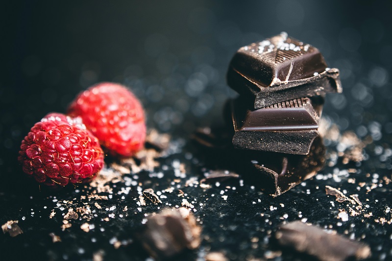 Les bienfaits du chocolat noir et pourquoi en manger plus est peut-être une bonne idée