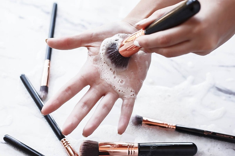 Comment bien nettoyer des pinceaux maquillage ?