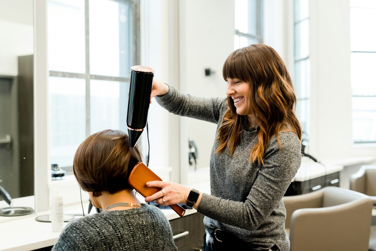 Quelle coiffure grossit les joues ?