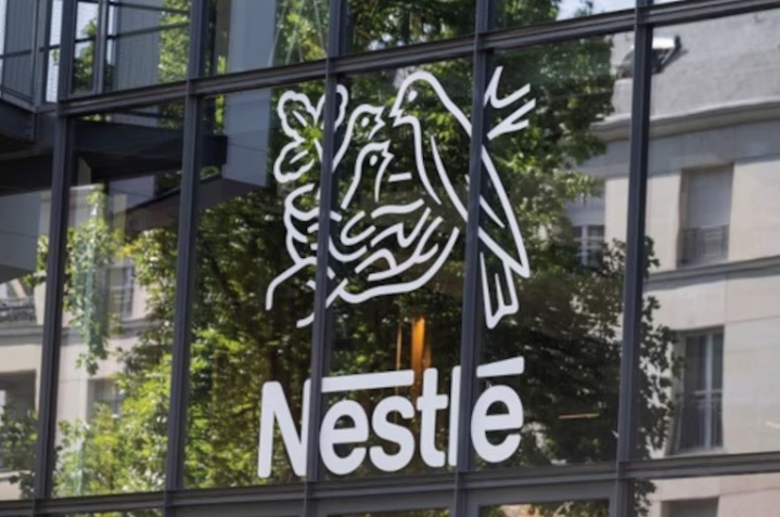Nestlé en crise : l’action dégringole après le licenciement de son directeur général lié à une liaison secrète
