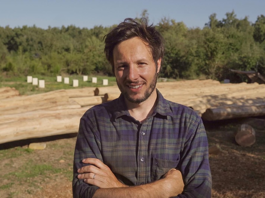 Vianney, le charpentier le plus suivi du monde, fête son million d’abonnés et dévoile sa cabane