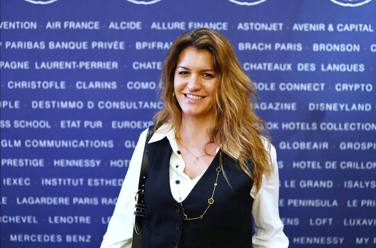 Le geste plein de tendresse de Marlène Schiappa pour son bébé et sa fille aînée