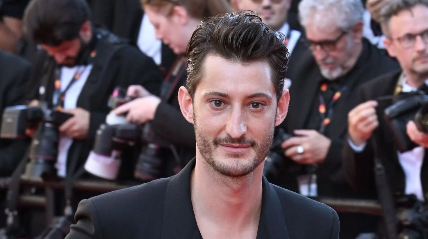 Pierre Niney : voici à quoi ressemble la ferme méconnue qui a changé sa vie et où il vit à 60 km de Paris