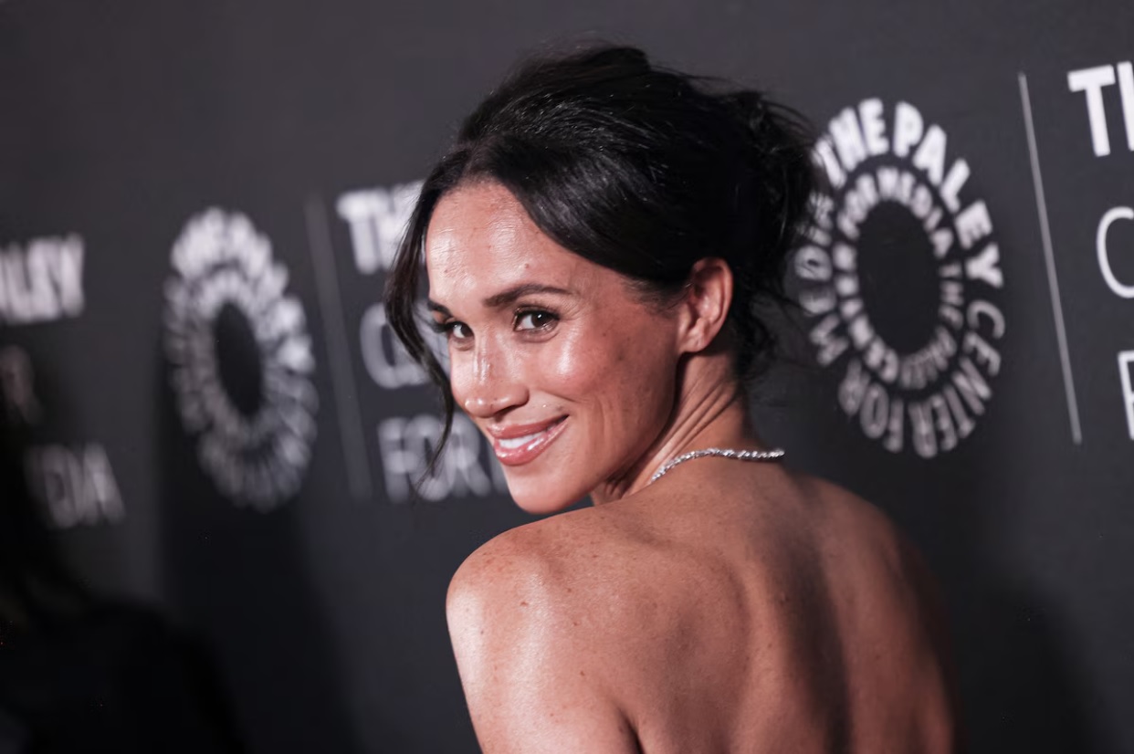 Accusée d’avoir gardé une robe à 1700 dollars, Meghan Markle répond