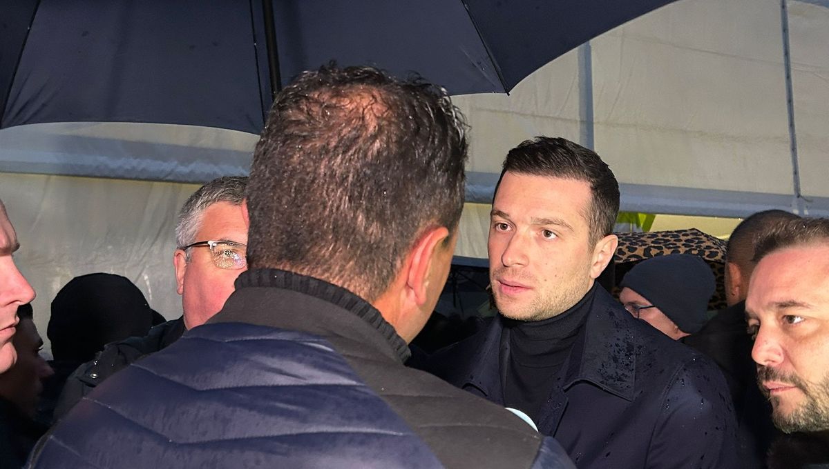 Jordan Bardella enfariné par un ado de 17 ans : la vidéo fait le buzz sur les réseaux sociaux