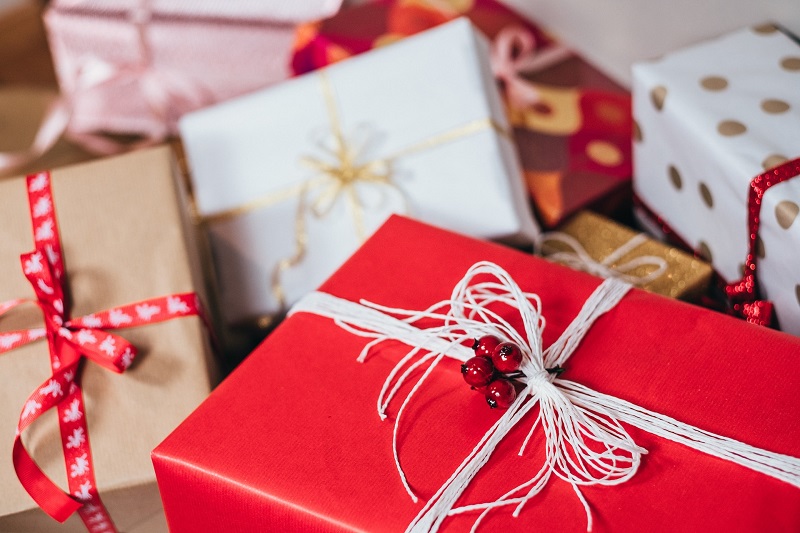 Combien de cadeaux offre-t-on vraiment à Noël ? Les chiffres étonnants de 6 pays