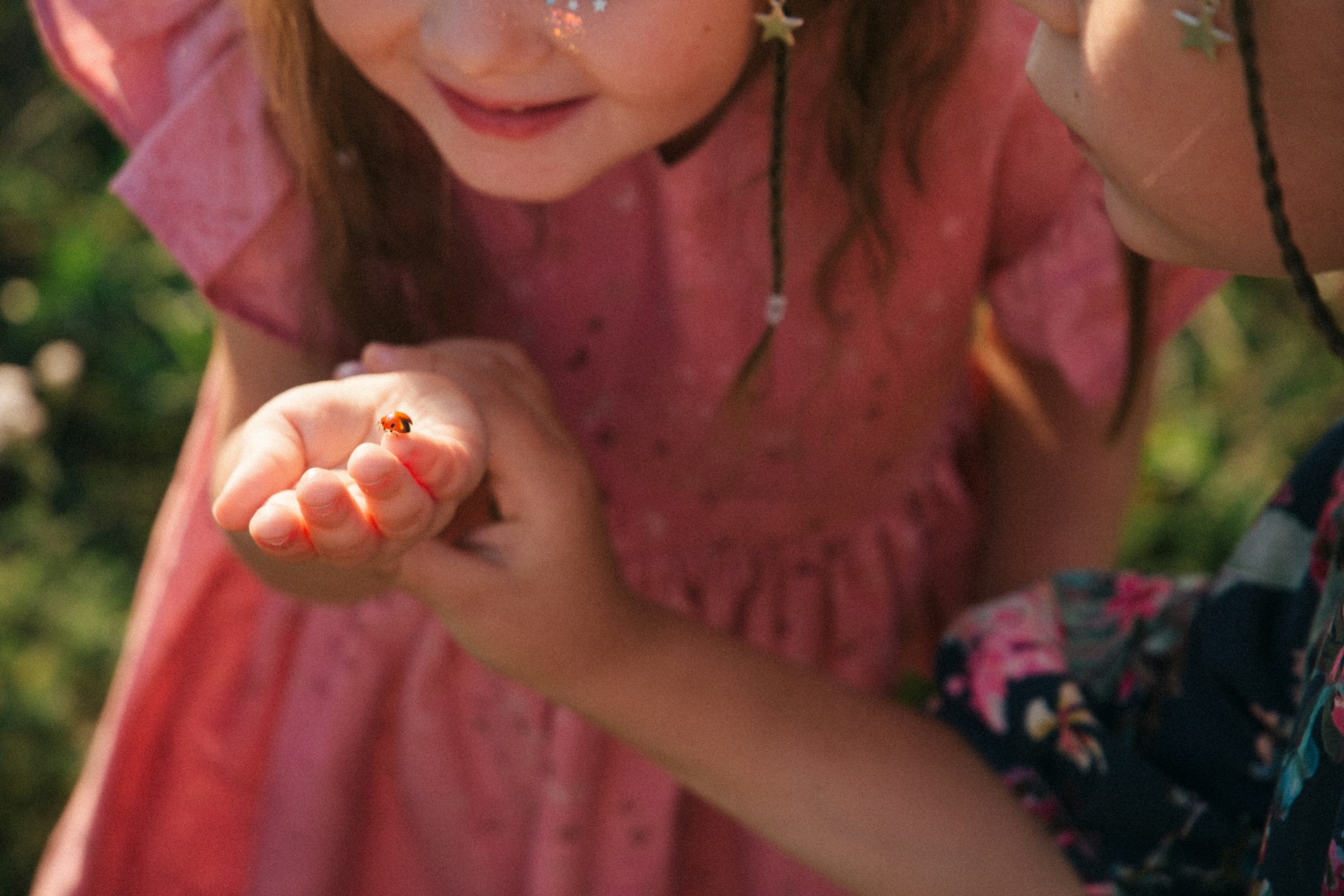 Elle nous a sauv&eacute;s&nbsp;: une petite fille de 6 ans r&eacute;ussit &agrave; pr&eacute;venir la police en un seul geste silencieux