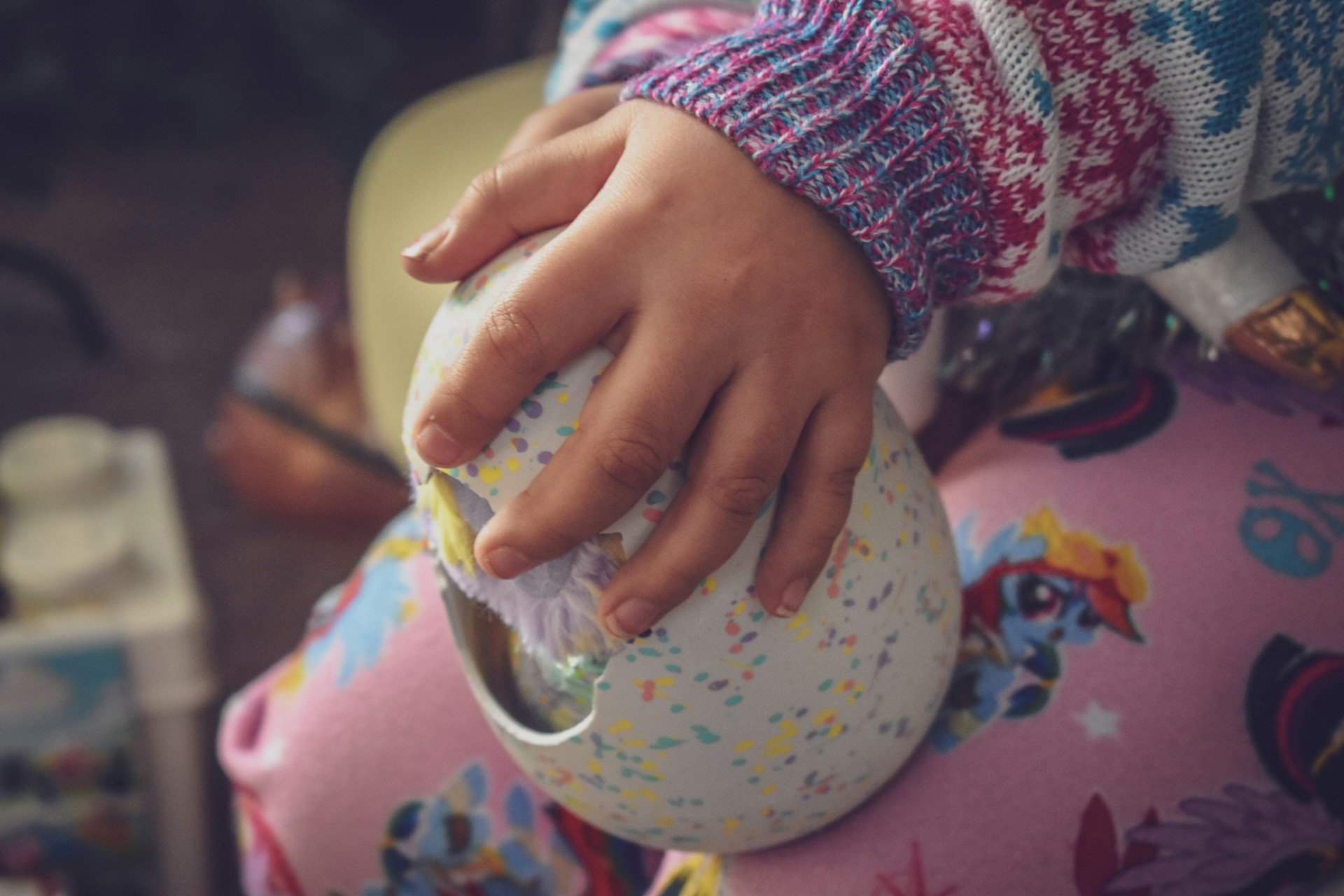 À 6 ans, elle parvient à alerter discrètement la police avec ce geste de la main et à sauver toute sa famille