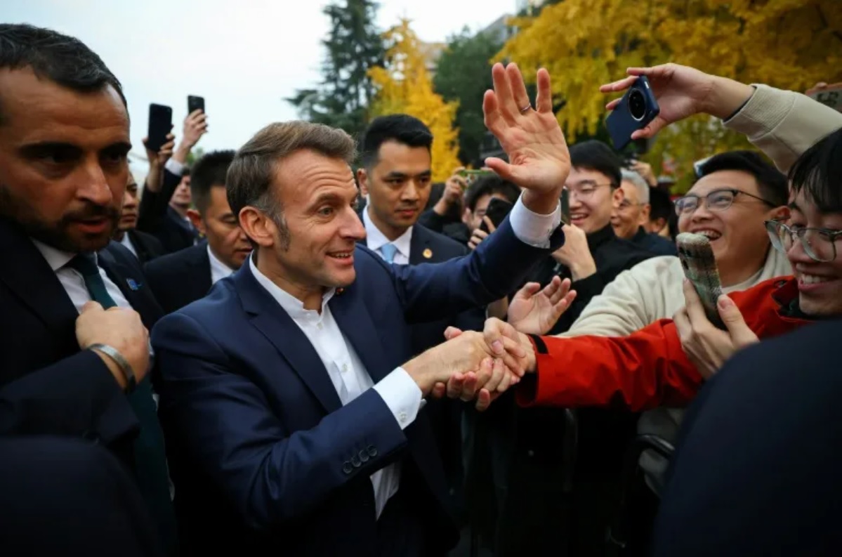 I love you ! : Emmanuel Macron accueilli comme une rockstar en Chine, ce bain de foule inattendu qui a surpris la délégation française