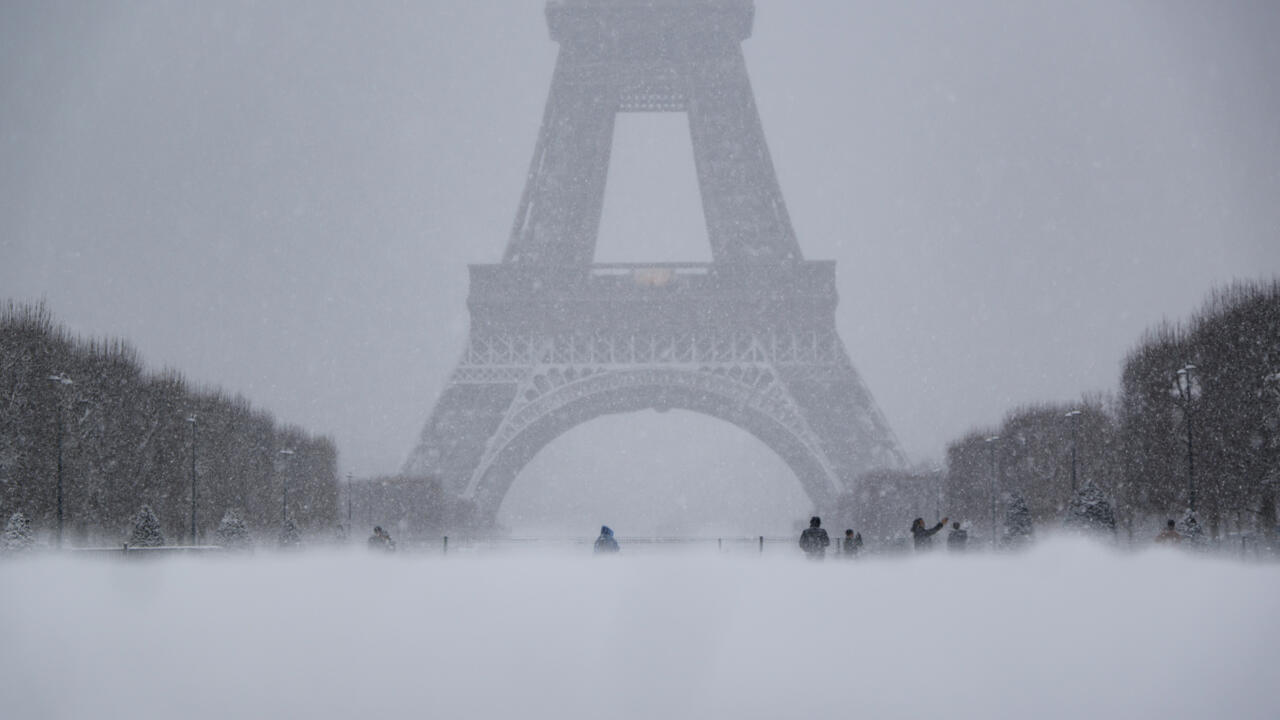 Neige et verglas à Paris : 140 vols cloués au sol, la journée vire au casse-tête pour les voyageurs