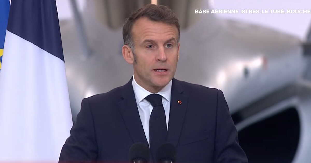 Emmanuel Macron surprend avec son &oelig;il rouge&nbsp;: ce qu&rsquo;il a tenu &agrave; pr&eacute;ciser d&egrave;s le d&eacute;but de son discours