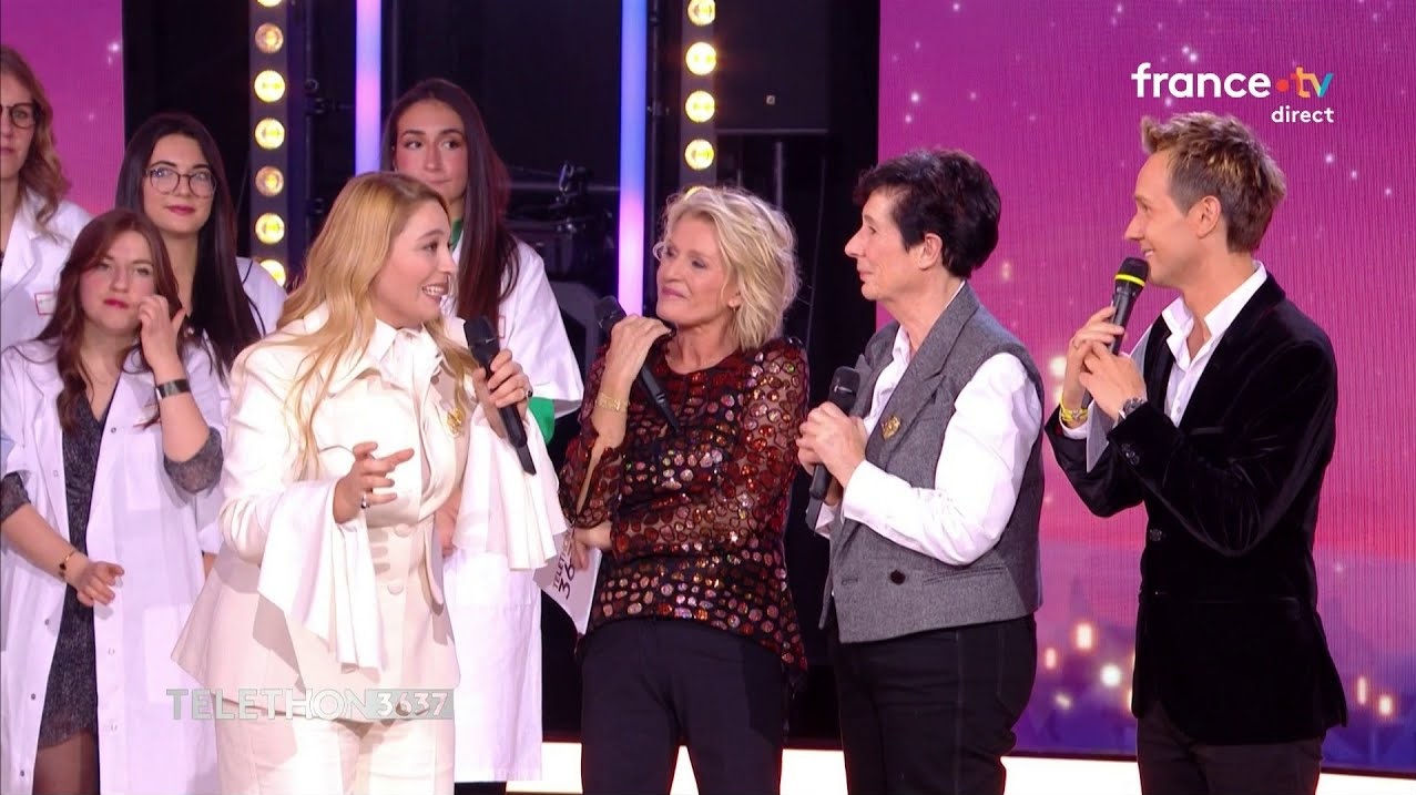 Après une semaine très compliquée, Santa fait un don à 6 chiffres pour le Telethon : Cyril Féraud reste bouche bée