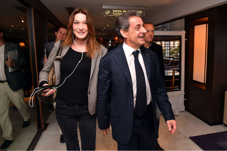 Pourquoi Nicolas Sarkozy peut voyager partout malgré sa condamnation (et ça surprend tout le monde)