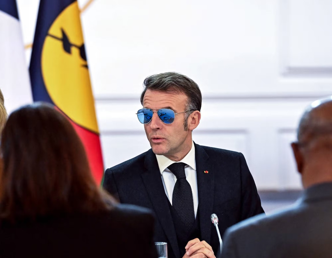 Lunettes aviateur &agrave; l&rsquo;&Eacute;lys&eacute;e&nbsp;: l&rsquo;apparition d&rsquo;Emmanuel Macron qui a fait sourire toute la salle
