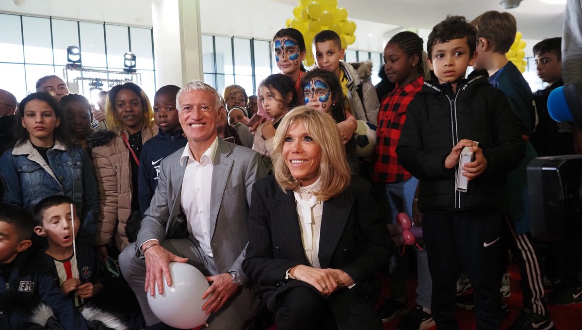 Brigitte Macron et Didier Deschamps &agrave; Disneyland&nbsp;: la complicit&eacute; musicale qui a marqu&eacute; les Pi&egrave;ces jaunes