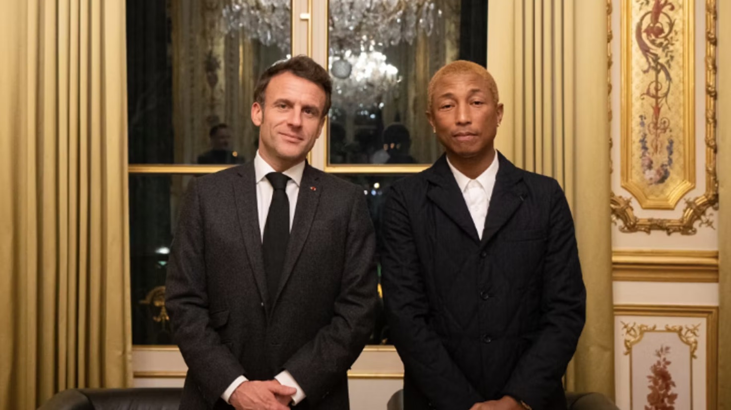 Une médaille, des stars et un clin d’œil inattendu : pourquoi cette cérémonie entre Emmanuel Macron et Pharrell Williams a marqué les esprits