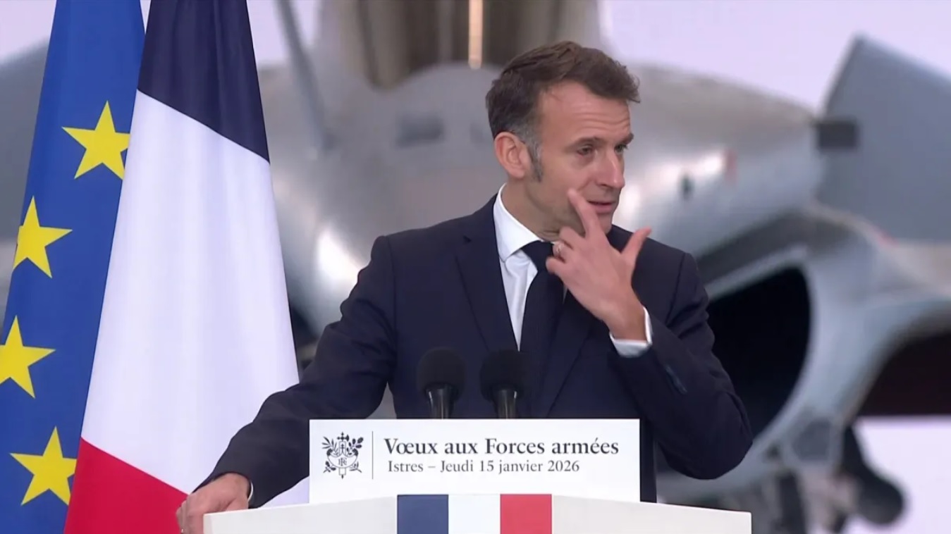 Ce moment pr&eacute;cis o&ugrave; Emmanuel Macron comprend que son apparence va d&eacute;tourner l&rsquo;attention