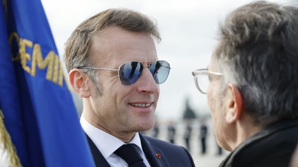 Rien d&rsquo;inqui&eacute;tant&nbsp;: &oelig;il rougi, lunettes noires&nbsp;: Emmanuel Macron s&rsquo;explique d&egrave;s ses v&oelig;ux aux Arm&eacute;es