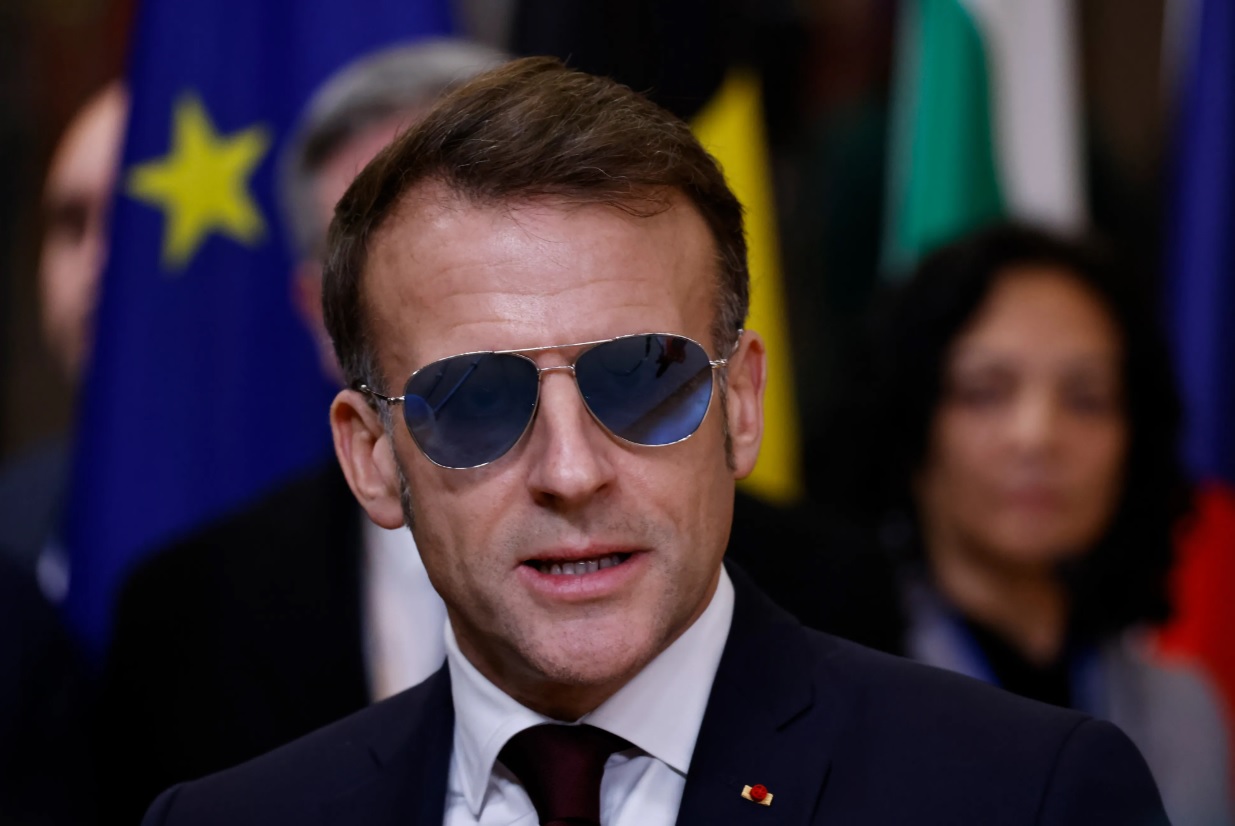 Lunettes noires, regards complices et invit&eacute;s ultra-prestige&nbsp;: ce moment inattendu entre Emmanuel Macron et Pharrell Williams &agrave; l&rsquo;&Eacute;lys&eacute;e