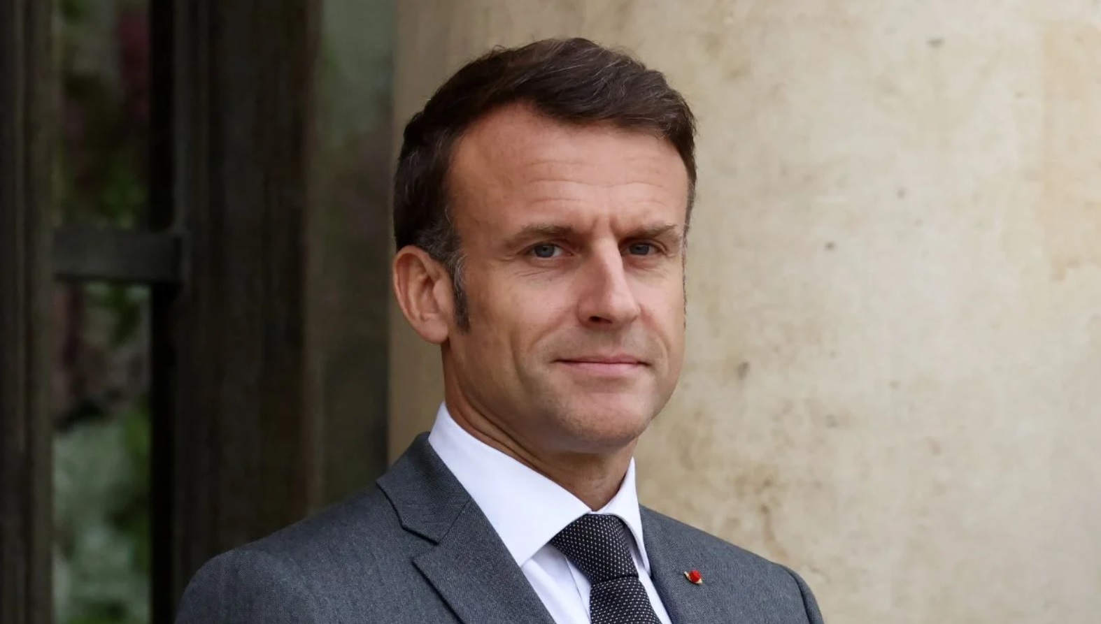 Emmanuel Macron et la myst&eacute;rieuse pochette rouge&nbsp;: un rituel quotidien au c&oelig;ur du pouvoir