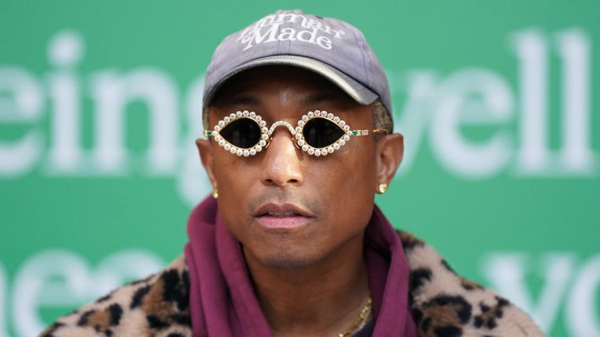 Lunettes noires, hommage solennel et invités stars : ce moment très remarqué entre Emmanuel Macron et Pharrell Williams à l’Élysée