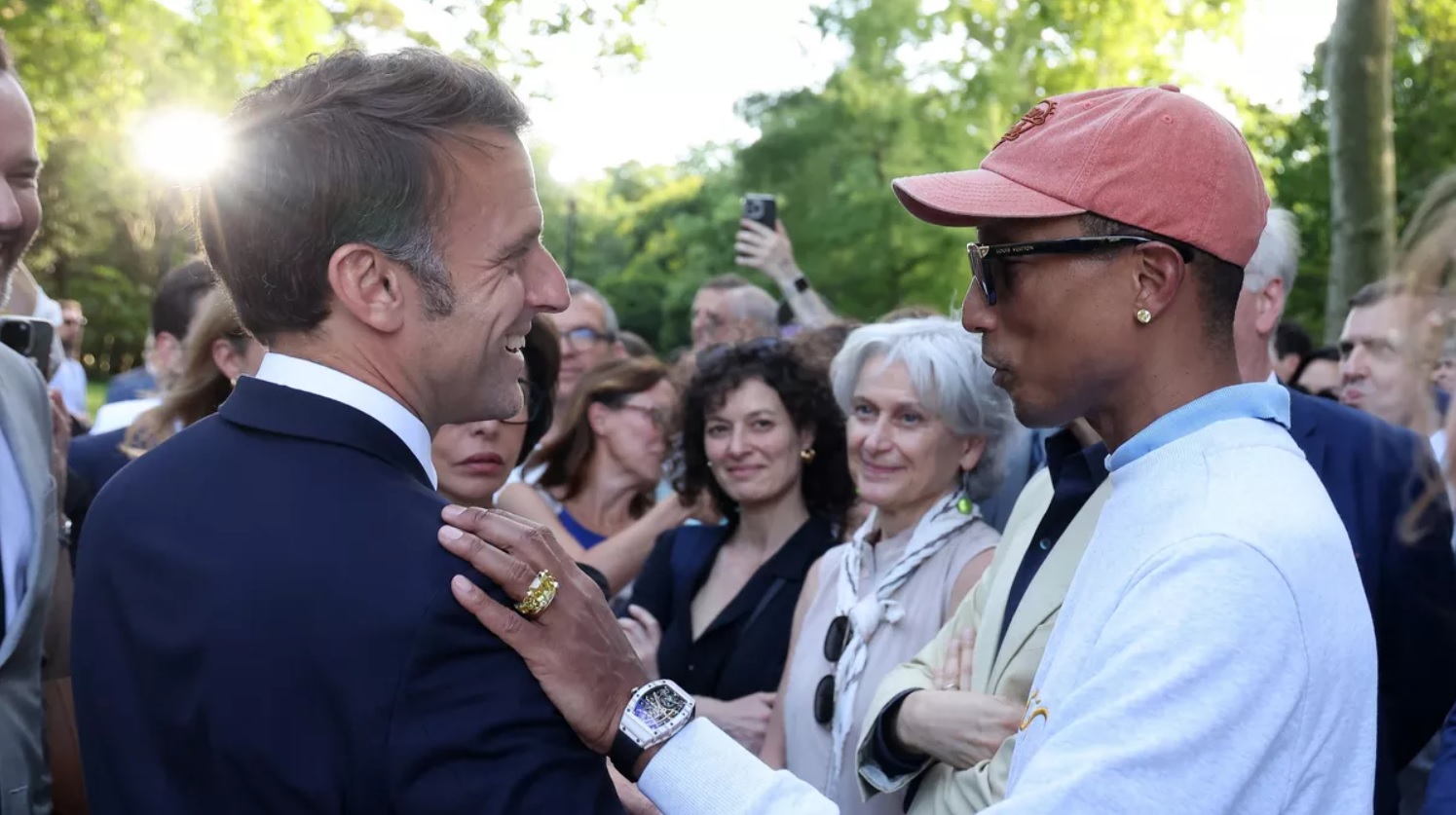 Emmanuel Macron l&acirc;che une phrase qui fait sourire toute l&rsquo;assistance en d&eacute;corant Pharrell Williams