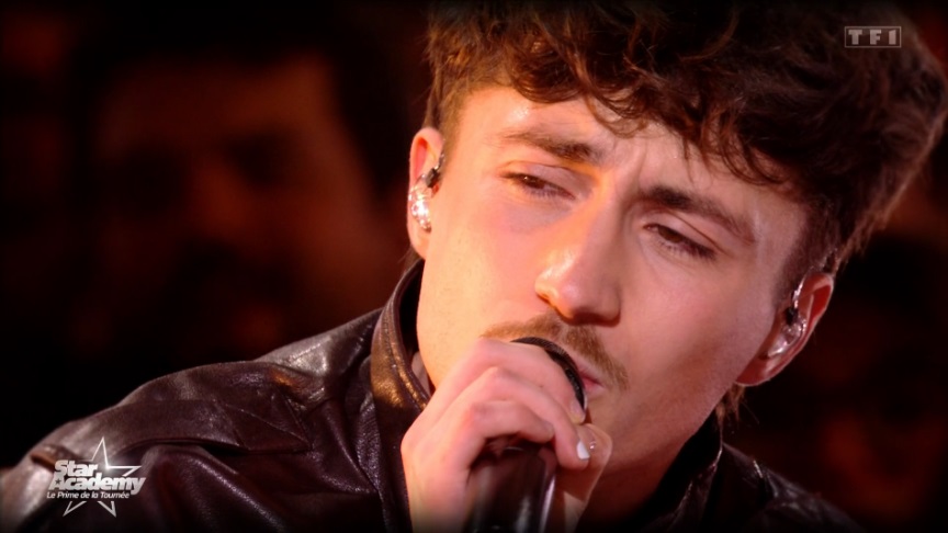 Il sort de l’ombre plus vite que les autres : pourquoi le premier clip de Léo intrigue déjà autant