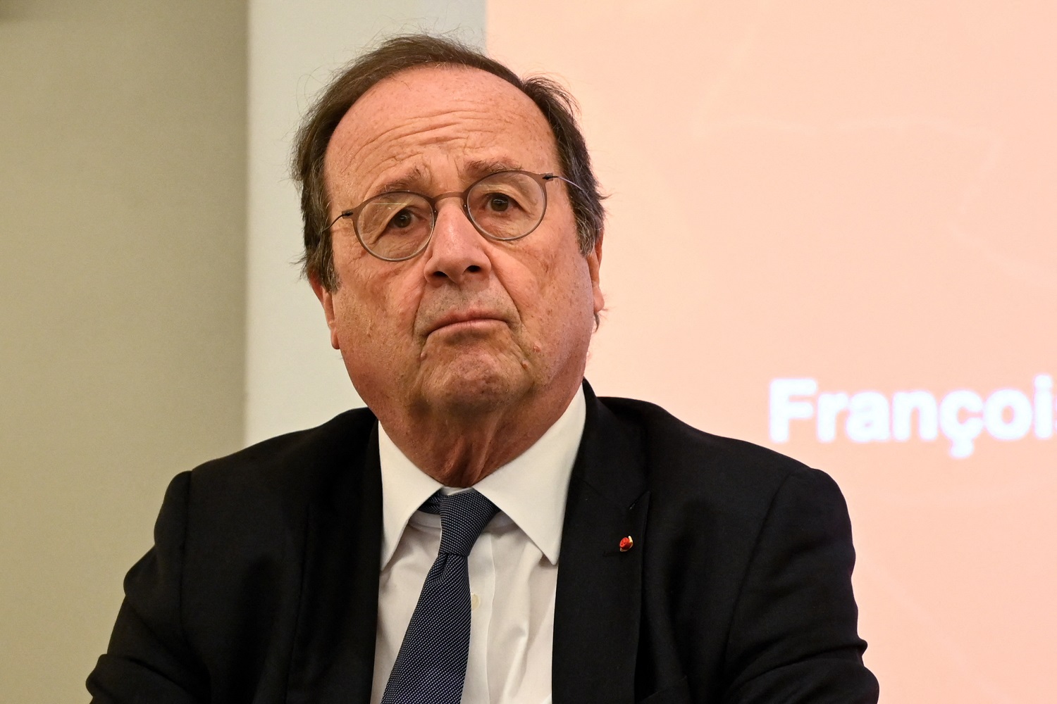 François Hollande recadre Brigitte Macron : ce qu’il pense vraiment de la vidéo polémique
