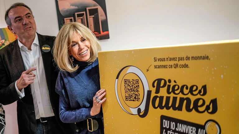 Brigitte Macron réapparaît après la polémique : cette scène inattendue avec les enfants fait beaucoup parler