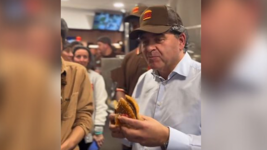 Xavier Bertrand employé d’un jour chez Burger King : la vidéo qui fait le buzz