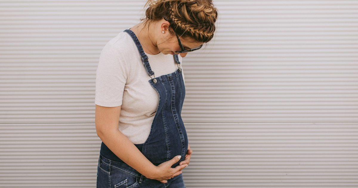 femme-enceinte-salopette