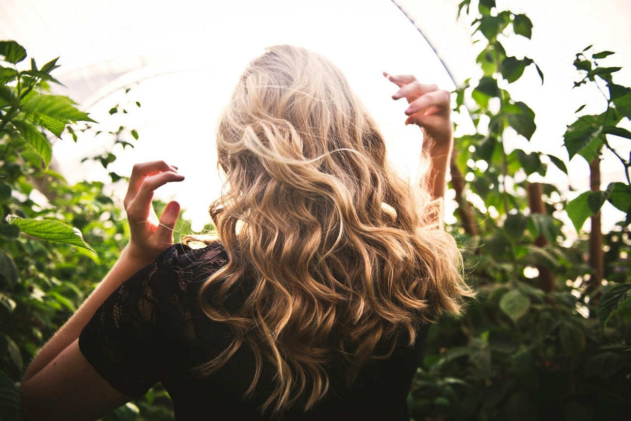 Qu'est-ce qui donne des cheveux blancs jeune ?