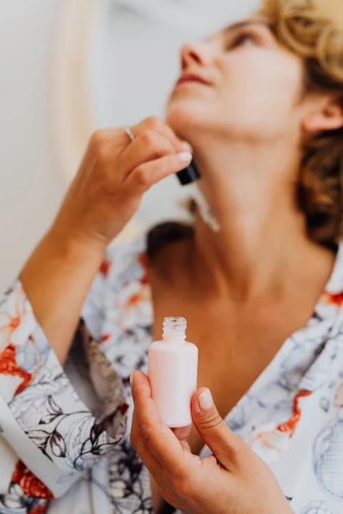 appliquer-serum-cou
