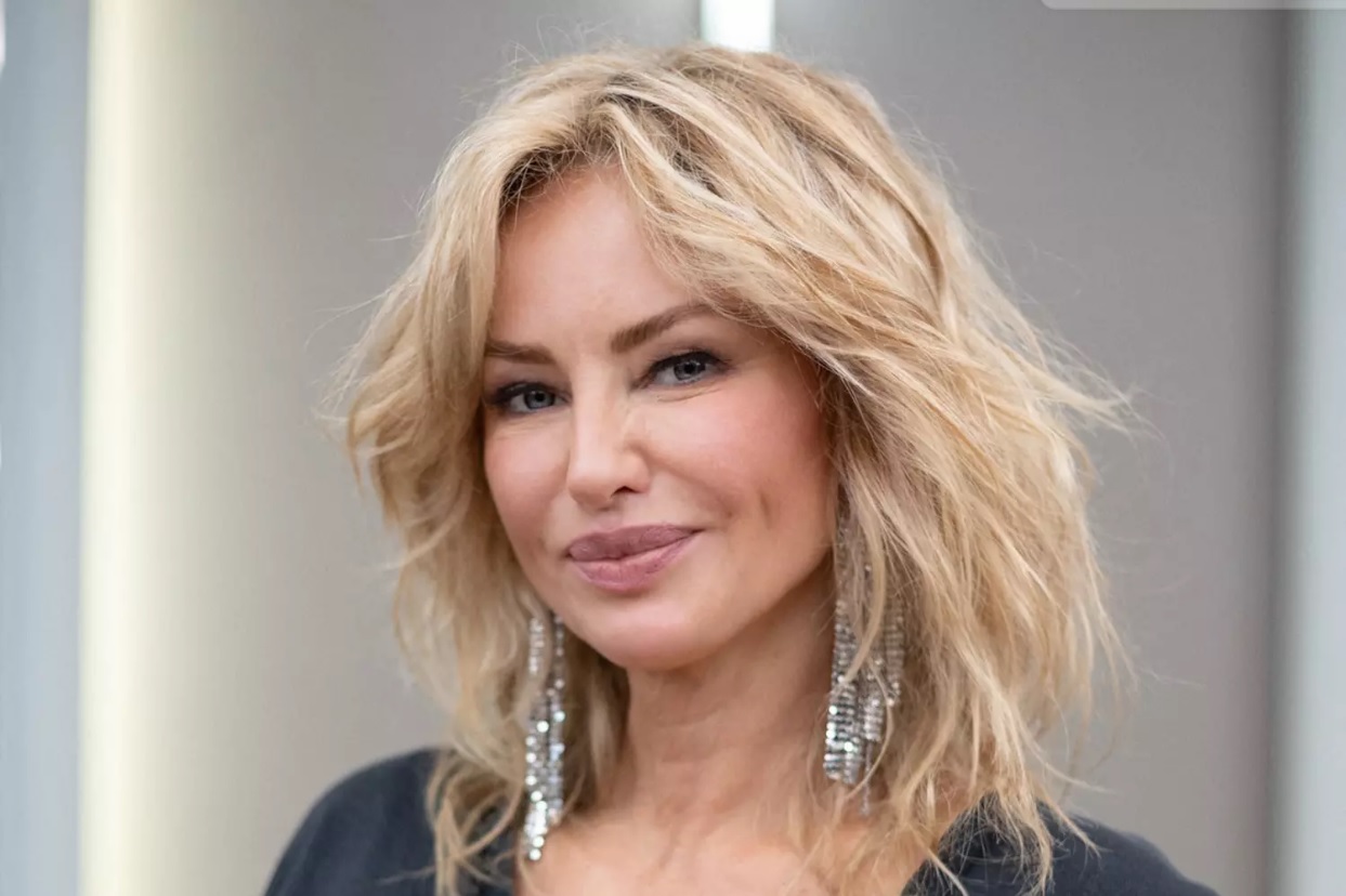 Adriana Karembeu illumine la Croisette en sublime oiseau avec une tenue aussi féerique qu’audacieuse