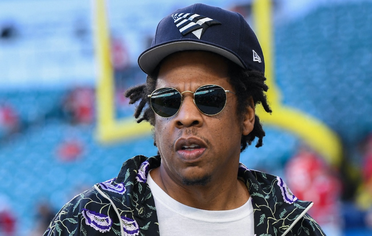 Jay-Z fasciné par une mystérieuse inconnue sous les yeux de Beyoncé ? Ce moment fait scandale