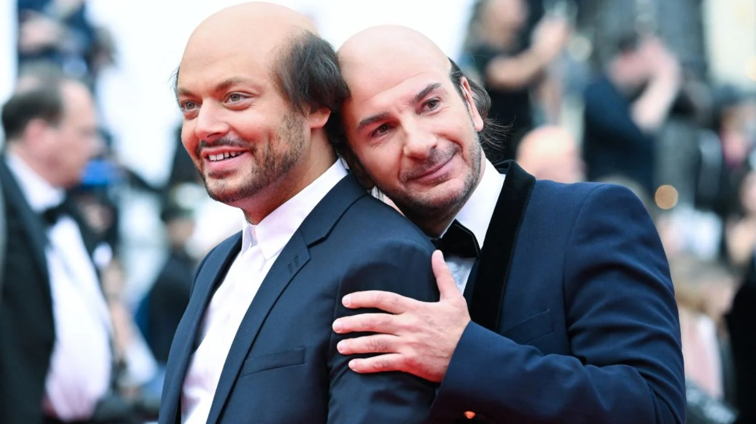 Chauves et fiers : Kev Adams et Michaël Youn font sensation à Cannes pour leur nouveau film