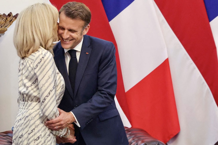 Une photo Instagram efface la polémique : Emmanuel et Brigitte Macron rayonnants à Hanoï