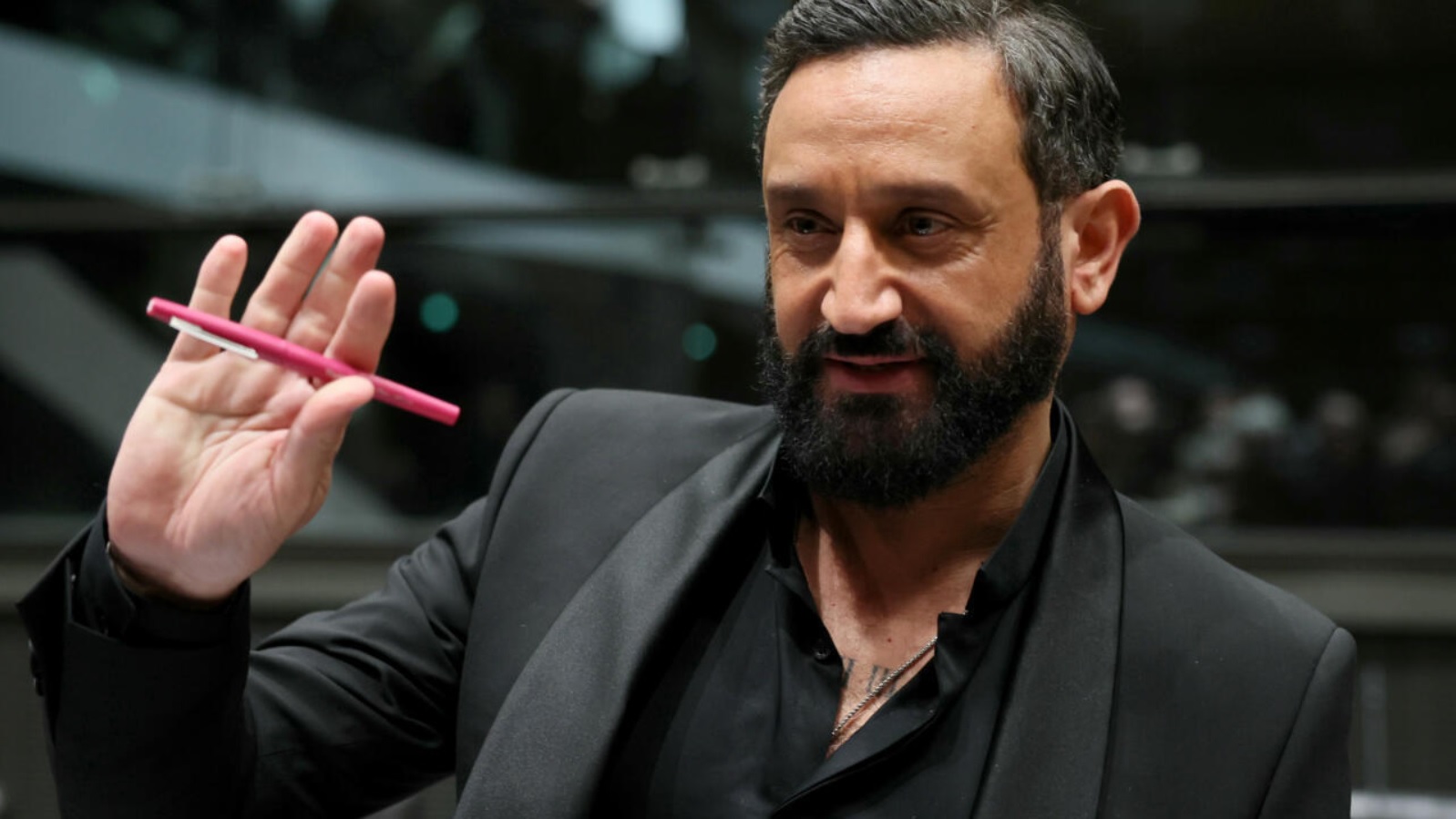 Nouveau logo, nouvelle émission : le retour stratégique de Cyril Hanouna sur W9