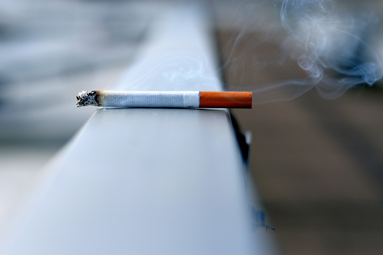 Fini la clope près des enfants : ce que la loi interdit dès cet été